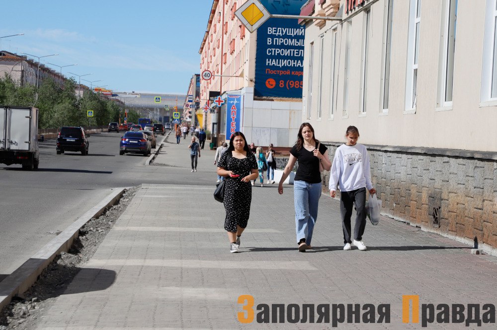 За полгода в Красноярье более 4,5 тысячи семей получили помощь по соцконтрактам  В регионе подвели итоги предоставления финансовой помощи в рамках нацпроекта «Семья» за шесть месяцев 2025 года.  Почти три тысячи социальных контрактов жители края заключили на развитие своего дела, по этому направлению можно получить до 350 тысяч рублей. Для поиска работы соцконтракты заключили около одной тысячи человек и более 300 жителей края воспользовались поддержкой для развития личных подсобных хозяйств. Всего в 2025 году планируется заключить порядка семи тысяч социальных контрактов на общую сумму более двух млрд рублей.  Подробнее читайте на нашем сайте.   #зпнорильск #заполярнаяправда #газетанорильск #норильск #талнах #кайеркан #оганер #новостинорильска    ВКонтакте     Telegram