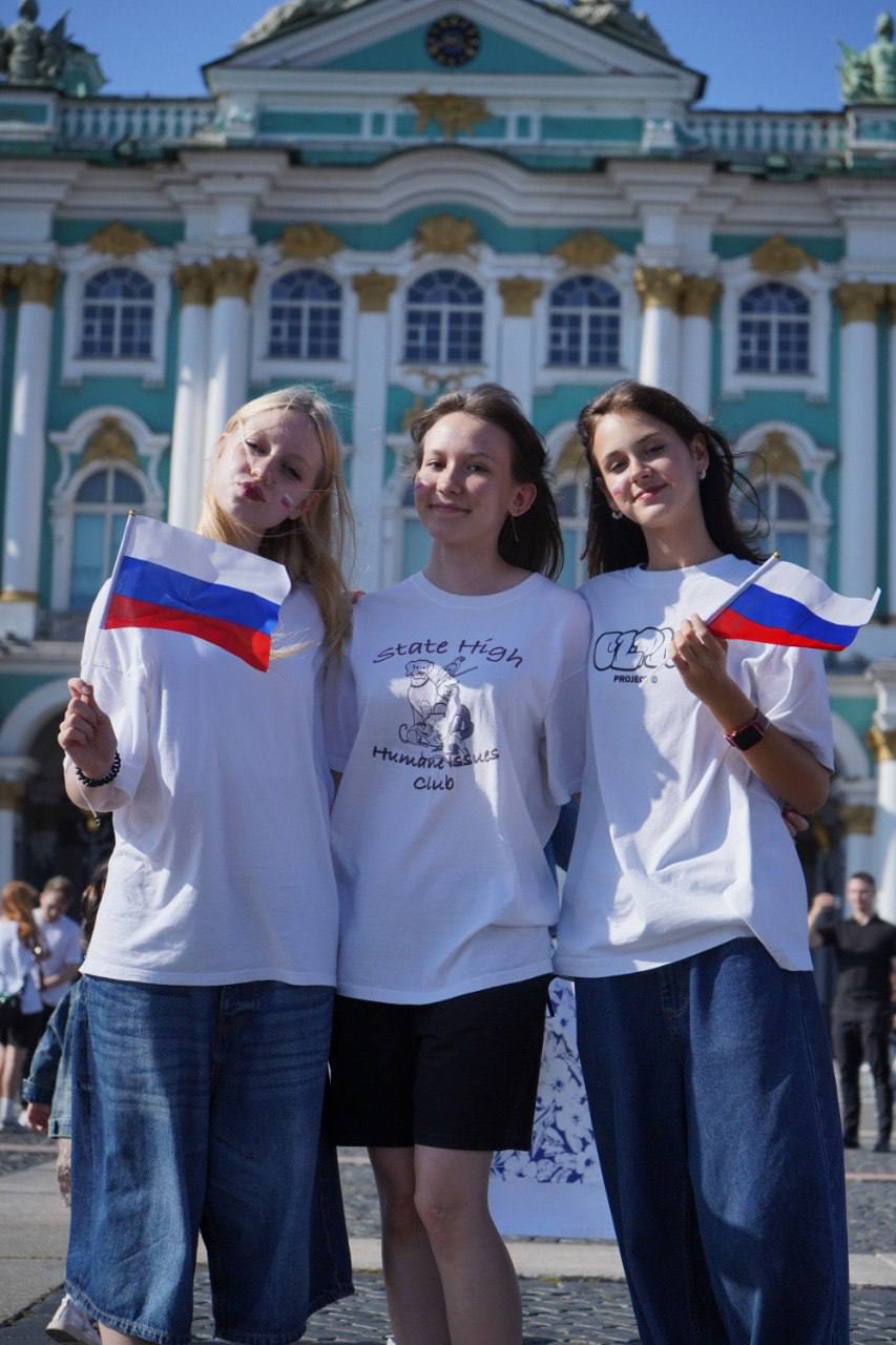 На Дворцовой площади развернется гигантский флаг в честь Дня флага России 17 августа 2025 года в 13:30 на Дворцовой площади состоится танцевальный флешмоб, посвященный Дню флага России. Главным символом станет огромный 10-метровый триколор, который участники развернут в центре Петербурга. Организатор акции - общественный деятель Мария Прокофьева. В этом году к флешмобу присоединятся более 60 человек, и стать частью события может любой желающий. Уже третий год подряд акция проходит в преддверии праздника, собирая людей ради радости, единства и особой атмосферы, которую участники описывают как «позитивную, объединяющую и вдохновляющую». : СПб — отдай свой буст нам
