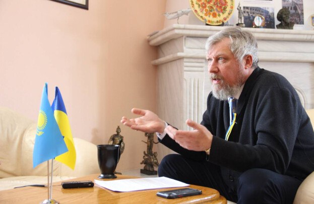 Призывавшего убивать русских посла Украины в Казахстане заочно приговорили к 6 годам в Москве Бывшего посла Украины в Казахстане Петра Врублевского , призывавшего в 2022 году убивать русских, заочно приговорили в России к шести годам колонии за разжигание ненависти и вражды. Об этом пишет ТАСС, ссылаясь на адвоката экс-дипломата Дмитрия Кирсанова. Приговор вынес Басманный районный суд Москвы. По версии следствия, в 2022 году Врублевский высказывал презрительное и враждебное отношение к гражданам России, побуждающее, в том числе, к насильственным действиям. Поводом для разбирательств стало интервью, в котором тогдашний чрезвычайный и полномочный посол Украины в Казахстане призывал убивать русских. После этого Врублевского объявили нежелательной персоной в Казахстан, а Украина сняла его с должности и назначила нового посла. Сам Врублевский смог скрыться от следствия и был объявлен в международный розыск. В феврале 2024 года Росфинмониторинг внес экс-посла в перечень экстремистов и террористов. Признан террористом и экстремистом на территории Российской Федерации Южная служба новостей