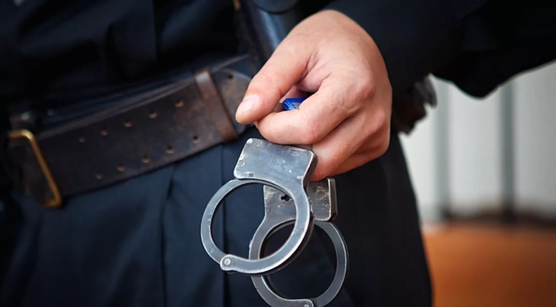 Задержана группа педофилов совращавших 13 летнюю девочку В Петербурге задержали шестерых мужчин которые обвиняются в совершении развратных действий в отношении 13 летней девочки а трое из них вступали с ней в половую связь Шестеро фигурантов в период с 31 декабря 2024 года по 31 августа текущего года вступали с 13 летней девочкой в переписку интимного характера а также находясь в квартире дома на улице Жуковского и иных местах на территории Санкт Петербурга совершали в отношении нее действия сексуального характера сообщили в пресс службе городского главка СК России Также был задержан отец подростка который по данным следствия знал о происходящем По факту преступления возбуждены уголовные дела Подпишитесь на Абзац TG VK Дзен MAX Rutube