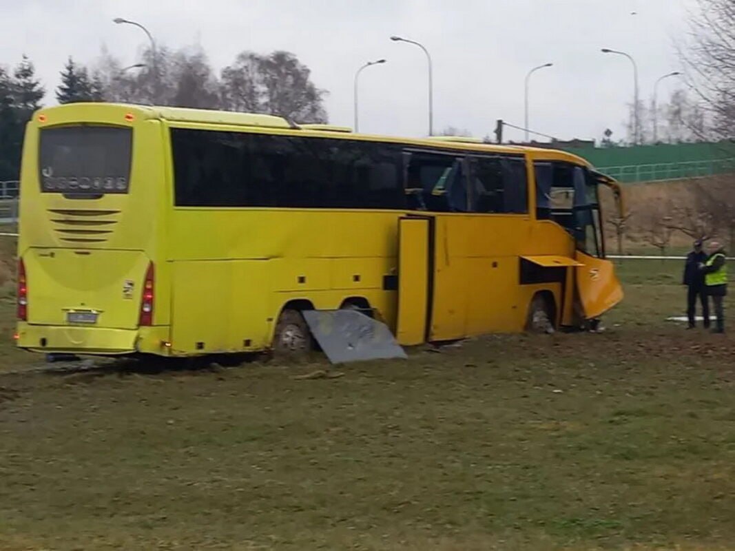 Белорусские туристы попали в ДТП в Польше Пострадали 14 человек их доставили в больницу Всего в экскурсионном автобусе следовавшем в Венгрию было 48 человек Подписаться на РИА Новости