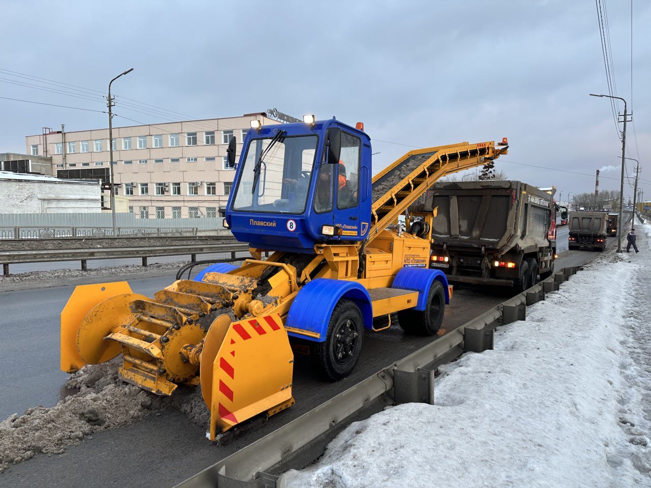 Уборке улиц добавили скорости  Сегодня на уборку череповецких дорог впервые вышел новый снегопогрузчик СнП-18. Его главное отличие, как сообщили «Речи» в мэрии, бешеная производительность: кузов Камаза заполняет за две минуты. Город готовился к борьбе с обильными осадками, но снега с начала зимы выпало всего 23 сантиметра – в 3 раза меньше, чем на 9 января 2024 года.  Фото пресс-службы мэрии Череповца