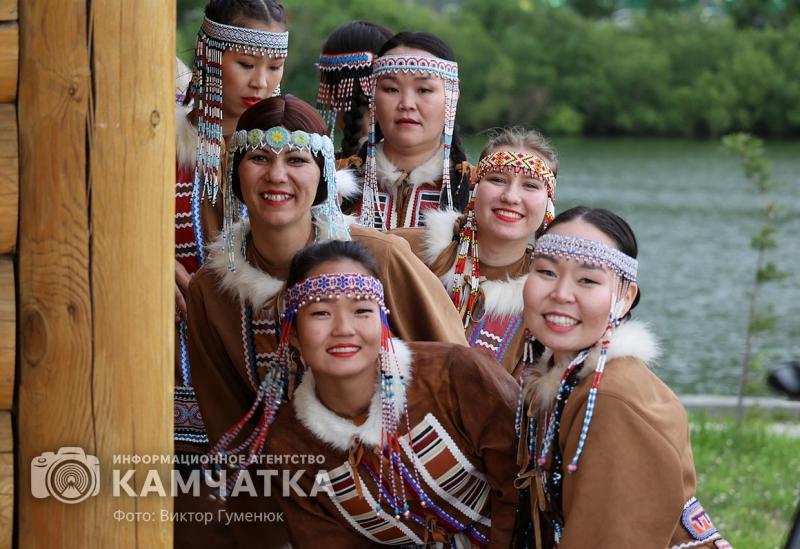 День аборигена на Камчатке пройдет в библиотеке из-за циклона На празднике можно будет поучаствовать в национальных играх, проверить свою силу и выносливость. Праздник «День аборигена», посвященный Международному дню коренных малочисленных народов мира, пройдет 9 августа в Камчатской краевой научной библиотеке им. С.П. Крашенинникова. Программа праздника: С 11.30 будут работать разнообразные мастер-классы. Камчатские мастера не только научат создать красивые этнические сувениры на память, но и продемонстрируют свои искусные изделия. Сотрудники библиотеки предложат сплести этнические украшения из бисера и ответить на вопросы викторины по национальной кухне. Также можно будет принять участие в национальных играх, проверить свою силу и выносливость. В 12.00 начнется гастрономический фестиваль-конкурс «Экологическая кухня северных народов Камчатки». Участники приготовят лучшие национальные блюда, отражающие традиционные вкусы коренных жителей Камчатки. Члены жюри выберут трех победителей, которым вручат ценные призы. Далее состоится концертная программа: Своим творчеством зрителей порадуют народный молодёжный национальный ансамбль «КОРИТЭВ», национальный ансамбль «Амӈэл», солисты Лилия Аслапова, Карина Козуб и Римма Плепова. Завершится мероприятие славянским хороводом от общественного объединения «Лига ХАРАвод. Круг друзей». Место проведения переносится из-за неблагоприятных погодных условий. Подписаться Прислать Чат
