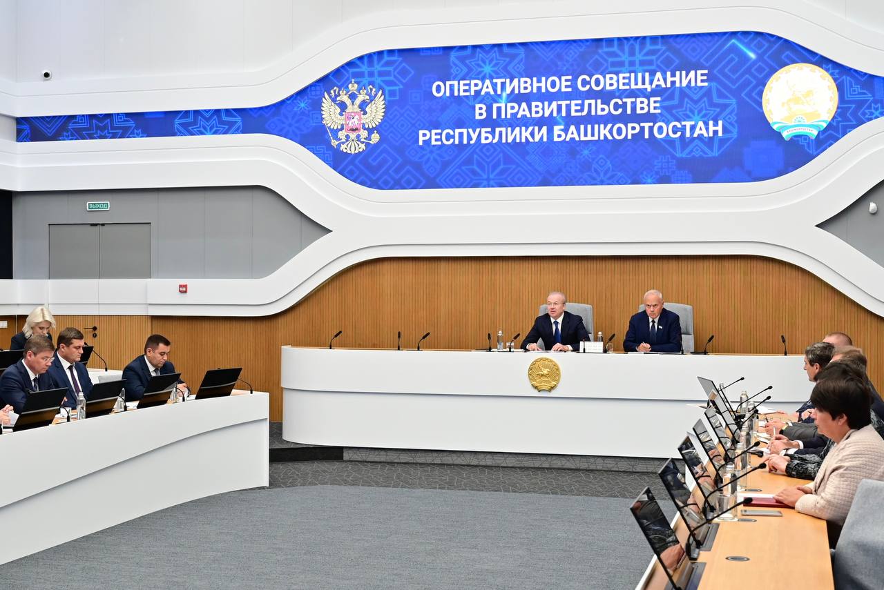 Башкортостан готовится к проведению крупнейших спортивных событий    11 августа на еженедельном оперативном совещании под председательством Премьер-министра Правительства Республики Башкортостан Андрея Назарова обсудили развитие спартакиадного движения и проведение крупных спортивных соревнований в Республике.  О планах и итогах доложил заместитель Премьер-министра Правительства Республики Башкортостан – министр спорта Республики Башкортостан Руслан Хабибов.  Коротко о главных мероприятиях:   2025 год: С 14 по 20 декабря в Уфе впервые пройдёт I зимняя Спартакиада стран СНГ среди детей с ограниченными возможностями здоровья  ОВЗ . Ожидается более 1,5 тысячи участников.   2026 год: Башкортостан впервые станет площадкой для проведения Всероссийской Спартакиады сильнейших по летним видам спорта по восьми дисциплинам.   2028 год: рассматривается возможность проведения в Уфе Всероссийской Спартакиады сильнейших по зимним видам спорта.