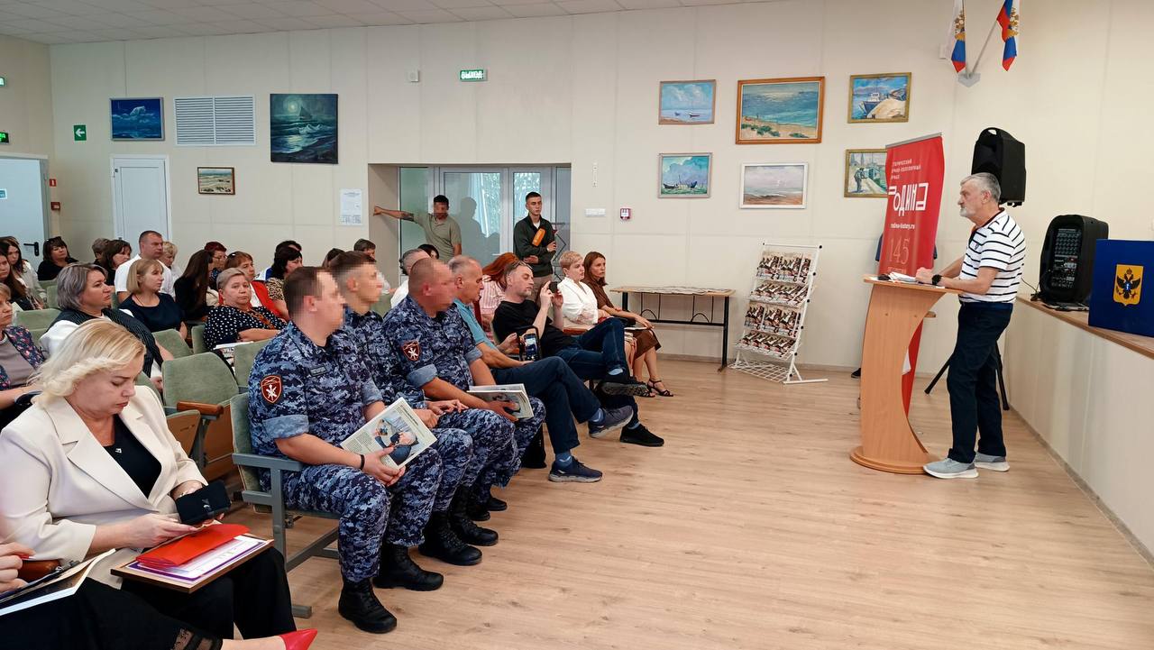Редакция журнала Родина поблагодарила росгвардейцев Херсонщины за ежедневную службу В Генической средней общеобразовательной школе 3 состоялась встреча представителей Российской газеты и журнала Родина с учителями Херсонской области На мероприятии присутствовали сотрудники и военнослужащие Росгвардии и других силовых ведомств представители органов власти и местного самоуправления активисты общественных организаций депутаты школьники Это уже шестая наша экспедиция на Донбасс и новые территории В этот раз мы сделали для учителей специальный выпуск Защитники Отечества посвященный 80 летию Победы в Великой Отечественной войне Уверен он станет хорошей основой для проведения в школе уроков по истории и разговоров о важном отметил шеф редактор Родины Игорь Коц Рады тому что в каждом регионе непременно встречаемся с военнослужащими Минобороны и Росгвардии происходит живое общение с героями специальной военной операции и это вне всякого сомнения найдет свое отражение в новых выпусках журнала Спасибо вам за тяжелую службу В ходе встречи участники познакомились с такими военными корреспондентами как Владимир Ладный Анна Ковалева Николай Роганов и Максим Васюнов В подарок для именитых журналистов воспитанники школ Херсонской области прочли проникновенные стихотворения исполнили песни Миссия журнала Родина созвучна каждому патриоту России в Херсонской области Росгвардия также активно участвует в школьных и внешкольных патриотических мероприятиях региона Уверен что через увлекательные статьи и интересные репортажи нестандартные подходы к обучению и личный пример дети вырастут настоящими патриотами станут достойными продолжателями наших идей отметил военнослужащий Управления Росгвардии по Херсонской области Кирилл А Справочно Специальный выпуск Защитники Отечества подготовлен при содействии Департамента средств массовой информации и рекламы Москвы За три года журналисты отвезли в школы и вузы новых регионов пять журналов учебников Донбасс сердце России Пушкин наш И всё СВО Своя Великая Отечественная Классный наставник и Семейные ценности