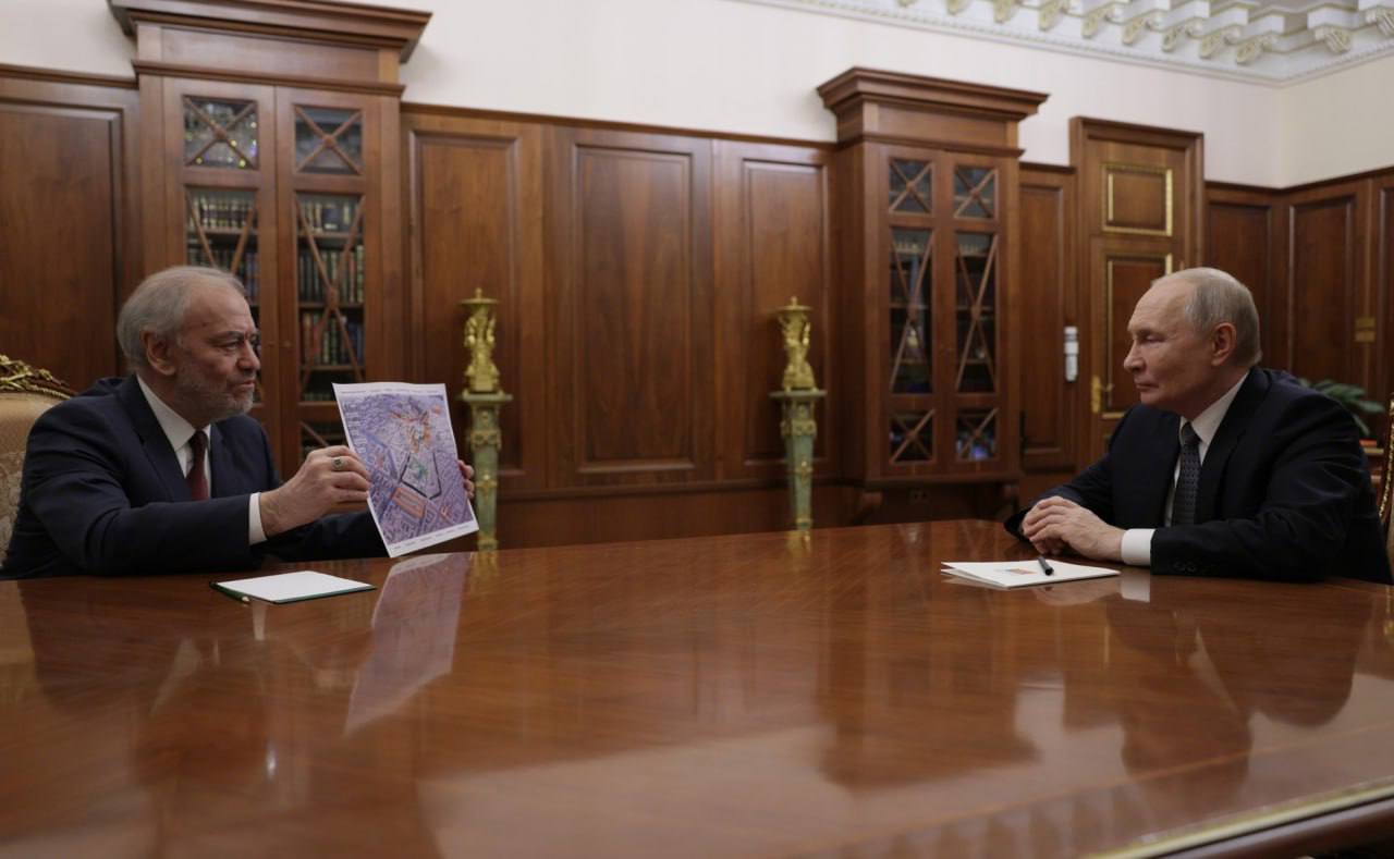 Путин и Гергиев обсудили создание в Петербурге театрального квартала Худрук Мариинского и Большого театров на встрече с президентом подчеркнул что сегодня есть возможность создавать такие культурные центры в центре Петербурга и Москвы По словам Гергиева это будет очень интересное место с богатой архитектурой и историей Путин согласился и подчеркнул что также необходимо сохранить память о творческом наследии дирижёра Юрия Темирканова При этом Гергиев в ответ на слова президента подчеркнул что именем Темирканова можно назвать театральный квартал в Петербурге Юрий Темирканов возглавлял Санкт Петербургскую филармонию в статусе художественного руководителя и главного дирижёра с 1988 по 2022 года Дирижёр ушёл из жизни в ноябре 2023 года Кремль Подписаться на ДП в Telegram MAX