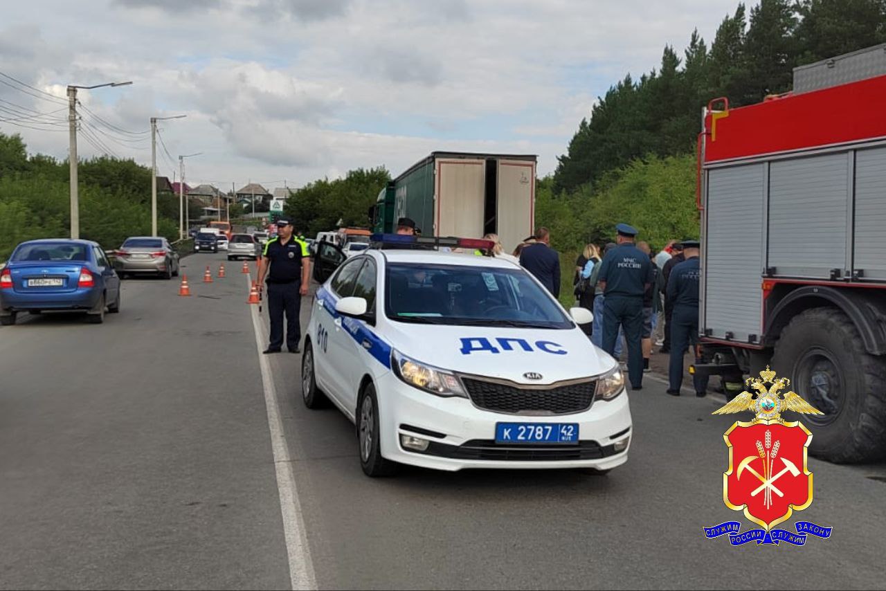 Пять человек погибли в аварии на кемеровской трассе  Автомобиль Honda Accord врезался в стоявший на обочине «КамАЗ» на дороге «Белово — Новый городок» в Кемеровской области, сообщила местная полиция.  «Пять человек, находившихся в легковом автомобиле, погибли, ещё одна женщина, пассажир „Хонды“, доставлена в медучреждение с травмами различной степени тяжести», — рассказали в ведомстве.  Полиция начала проверку.  Подписаться  Прислать новость  Помочь бустами