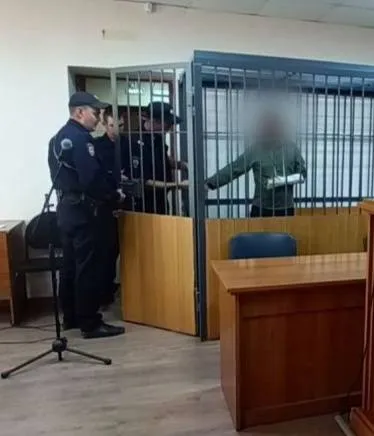 В Бурятии будут судить изверга который убил жену и падчерицу В июне прошлого года в селе Бичура мужчина пришел домой к жене выяснять отношения Вместе они не жили Во дворе он избил и зарезал женщину На крики матери прибежала её дочь Девочке не было 18 лет Отчим затащил ее в баню ударил кирпичом изнасиловал и забил ножом который потом выкинул в соседский огород Зверства отчима увидел 6 летний сын погибшей После случившегося мужчина на 10 часов закрыл мальчика в доме а полуторагодовалую дочь забрал с собой и сбежал По данным Следкома Республики Читайте IrCity в MAX