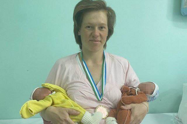 В семье в Уфе родилась вторая «королевская двойня» В городском перинатальном центре Уфы родилась «королевская двойня». В семье Корнеевых она стала второй подряд. Министр здравоохранения Башкирии Айрат Рахматуллин назвал этот клинический случай уникальным. «Двойняшки в наше время – не редкость. Частота многоплодной беременности увеличилась в связи с активным внедрением программ ЭКО. Но в семье Корнеевых это уже вторая подряд "королевская двойня", зачатая естественным путем. Первым двойняшкам уже 1 г 8 месяцев», - прокомментировал руководитель ведомства. Сегодня Светлана – мама пятерых детей. Помимо двойняшек у нее есть и старший сын.