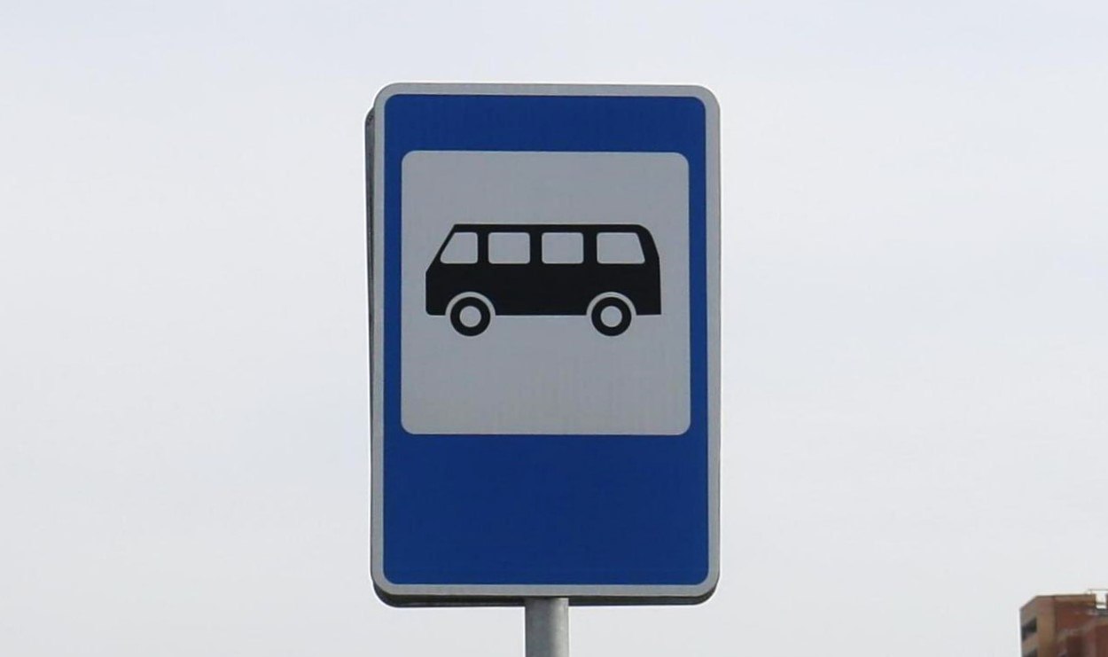 Продолжаем обновлять конечные остановки маршрутов общественного транспорта В этом году обустроили три таких пункта Александра Анцупова Совхоз Левобережный и Северное кладбище На объектах обновили асфальт обустроили тротуары посадочные площадки и нанесли дорожную разметку Установили павильоны освещение и дорожные знаки Модернизация ведётся с учетом пожеланий водителей и пассажиров общественного транспорта До конца года ожидаем поставку модулей с теплой комнатой отдыха и автономным туалетом для остановок ж м Юго Западный В 2026 году обустроим ещё три конечных пункта ул Тюленина ж м Южно Чемской и ЖК Новомарусино