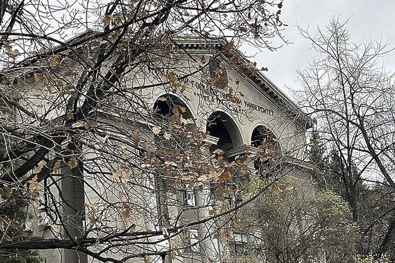 Бывший свердловский замминистра ЖКХ теперь будет работать в УрФУ Бывший заместитель министра энергетики и ЖКХ Свердловской области Валерий Фадеев назначен заместителем директора дирекции по развитию кампуса УрФУ Дмитрия Толмачева Эту информацию подтвердили в университете Сигналу Урал По данным источников Фадеева считают перспективным управленцем с потенциалом карьерного роста Неофициально сообщается что при успешной работе он может занять пост проректора по общим вопросам сменив Павла Мезенцева Ранее в его ведении находились проекты строительства новых общежитий и бассейна УрФУ Фадеев проработал в региональном правительстве менее года в мае 2025 го он стал замминистра сменив Андрея Кислицына и курировал реализацию госпрограмм в сфере ЖКХ Также отмечается что он является супругом заместителя главы Екатеринбурга руководителя аппарата администрации Марины Фадеевой Ранее стало известно что бывший ректор Виктор Кокшаров лишился должности президента УрФУ uralweb ru
