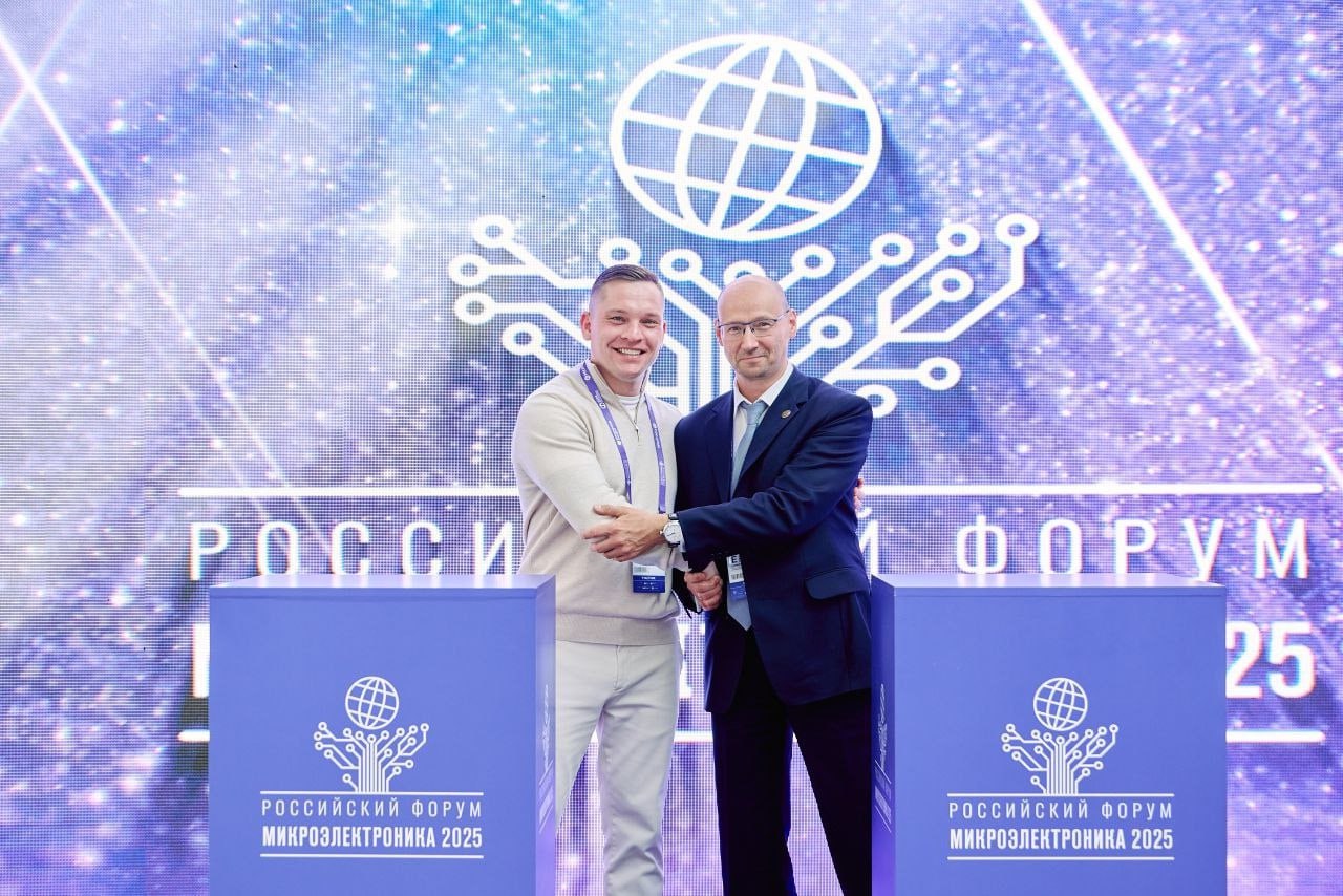 INVENTORUS поддержит российское робототехническое сообщество 23 сентября на полях Форума Микроэлектроника 2025 подписано соглашение о сотрудничестве Консорциума Робототехники и Платформы INVENTORUS Для поддержки разработки и оперативного внедрения передовых робототехнических решений необходимо развитие производственной кооперации участников отрасли и эффективные решения которые способны консолидировать научные знания и обеспечить технологический суверенитет Сотрудничество участников робототехнического сообщества и команды Платформы INVENTORUS обеспечит доступ к глобальным данным и глубокой аналитике на основе передовых технологий и экспертизы отметил Виктор Толмачев директор заместитель председателя Правления Консорциума робототехники INVENTORUS поддерживает инициативы которые помогают технологическим командам пройти путь от идеи до внедрения Именно такие проекты и формируют основу будущего технологического лидерства страны рассказал Евгений Елфимов генеральный директор INVENTORUS ℹ INVENTORUS член НАТТ с 2023 года это экосистема цифровых продуктов на базе искусственного интеллекта Интеллектуальным ядром платформы является ИИ ассистент Никола Nikola который осуществляет поиск и проводит глубокий анализ релевантных научных исследований по всему миру обеспечивает автоматизированный перевод на русский и 41 другой язык а также формирует готовые аналитические отчёты с выводами и рекомендациями Платформу используют ведущие цифровые и промышленные компании в числе которых Росатом Газпром нефть М ГРУПП КАМАЗ Руссофт новостиЧленовНАТТ