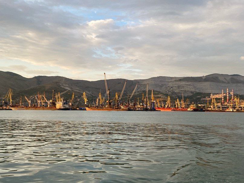 Грузооборот морских портов России в январе ноябре 2025 года сократился на 0 8 до 808 6 млн тонн Сообщает АО Морцентр Отмечается что упали объемы перевалки во всех бассейнах кроме Дальневосточного рост показателей в 6 5 В Каспийском бассейне снижение грузооборота составило 9 9 в Арктическом 5 5 в Азово Черноморском 4 7 в Балтийском 1 3 В экспортном направлении из портов России было отправлено 635 6 млн тонн что ниже на 1 3 показателей прошлого года импорт сократился на 3 5 до 37 6 млн тонн каботаж упал на 6 3 до 68 5 млн тонн а транзит вырос на 12 1 и составил 66 9 млн тонн Перевалка сухогрузов снизилась на 0 9 до 403 73 млн тонн В данном сегменте рост показали удобрения 7 1 черные металлы 22 2 и руда 32 4 Перевалка наливных грузов снизилась на 0 7 и составила 404 96 млн тонн Снижение объемов показали пищевые наливные грузы и нефтепродукты Перевалка грузов в контейнерах составила 97 4 от уровня прошлого года Перевалка контейнеров в ДФЭ сократилась на 4 2 до 4 85 млн единиц