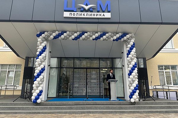 На ростовском предприятии Вертолетов России открыли современный медцентр для сотрудников Холдинг Вертолеты России Госкорпорации Ростех и Центравиамед ЦАМ открыли новый медицинский центр для работников АО Роствертол В поликлинике можно будет провести широкий спектр исследований и получить консультации специалистов Проект реализуется в рамках внедрения модели цеховой медицины разработанной Госкорпорацией Ростех Об этом сообщает AVIA RU Как отмечают в Ростехе поликлиника ЦАМ позволяет проводить амбулаторный прием инструментальные и диагностические исследования лабораторную диагностику ультразвуковые и функциональные исследования эндоскопию стоматологические услуги физиотерапию и массаж aviaru net n290543