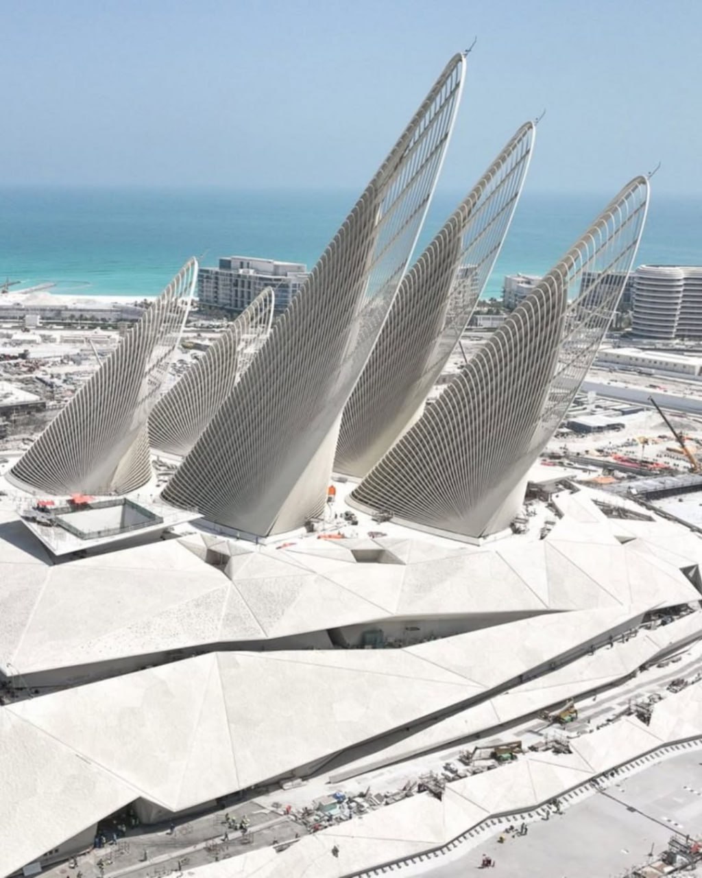 Это уже не рендеры: архитектурное бюро Foster + Partners опубликовало первые фотографии музея Zayed National Museum в Абу-Даби. В проекте объединили элементы традиционной арабской архитектуры с высокими технологиями. Работа длилась 15 лет, а откроется здание уже к концу этого года. Музей будет посвящен истории и культуре страны. В ближайшие годы там же планируется открыть музей Гуггенхайма по проекту Фрэнка Гери и цифровую галерею японского арт-коллектива TeamLab. А свой Лувр там уже есть. Виза в ОАЭ, кстати, россиянам не нужна.