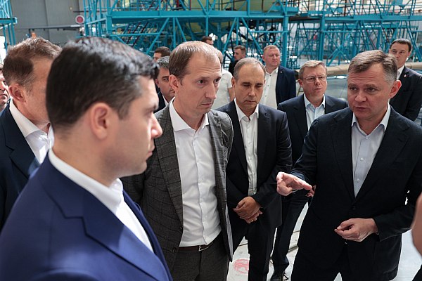 ТАНТК им Бериева проводит техперевооружение производства Министр промышленности и торговли Российской Федерации Антон Алиханов и врио губернатора Ростовской области Юрий Слюсарь посетили Таганрогский авиационный научно технический комплекс имени Бериева который входит в Объединенную авиастроительную корпорацию Ростеха Об этом AVIA RU сообщили в пресс службе Правительства Ростовской области Руководители посетили основные площадки авиастроительного предприятия где ведется механическая сборка узлов и агрегатов обработка алюминиевых сплавов и покраска изделий На агрегатно сборочном производстве Бе 200 федеральный министр и глава региона понаблюдали за сборкой различных частей фюзеляжа амфибии и стыковкой агрегатов aviaru net n287650