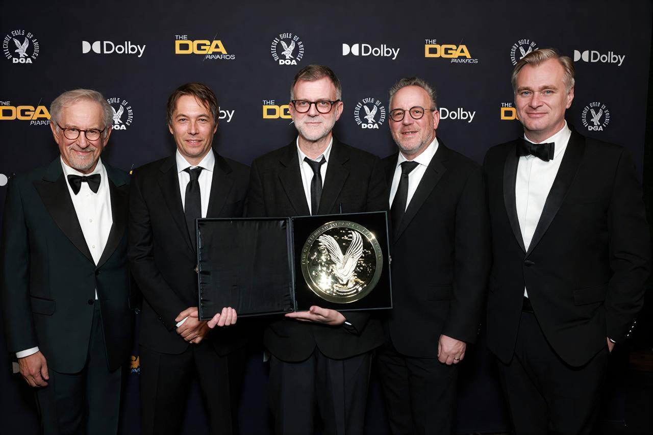 В Лос Анджелесе состоялась 78 я ежегодная церемония вручения премии Гильдии режиссеров Америки DGA Awards Основные победители в ключевых номинациях   Битва за битвой Пол Томас Андерсон получил главную награду за выдающиеся достижения в режиссуре художественного фильма Для режиссера это первая победа на DGA после нескольких номинаций в прошлом   Больница Питт Аманда Марсалис победила в категории Лучшая режиссура драматического сериала за эпизод 6 00 PM   Киностудия Сет Роген и Эван Голдберг забрали приз за лучшую режиссуру комедийного сериала эпизод The Oner Другие заметные награды   Лучший режиссерский дебют Чарли Полинджер за фильм Чума   Лучший документальный фильм Мстислав Чернов за картину 2000 метров до Андреевки   Лучший мини сериал телефильм Шеннон Мёрфи за проект Умираю от секса Полный список лауреатов здесь