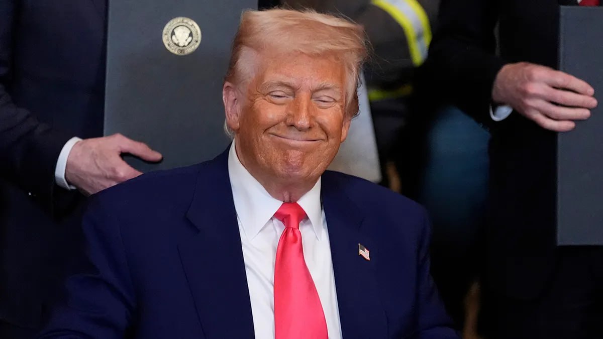 Трамп просит Конгресс повысить налоги для богатых – Bloomberg Дональд Трамп предложил спикеру Палаты представителей Майку Джонсону повысить налоги для американцев, зарабатывающих ежегодно $2,5 млн и более. Текущая максимальная ставка подоходного налога для физических лиц составляет 37%. Трамп планирует повысить ее до 39,6%. Повышение налогов для состоятельных граждан позволит Трампу выполнить некоторые из его предвыборных обещаний, включая отмену налогов на чаевые и на оплату сверхурочных. #политика #экономика Больше новостей США здесь. Подписывайся!