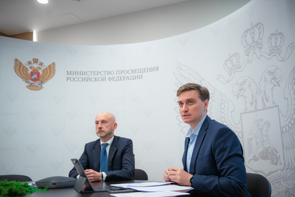 На заседании оргкомитета конкурса «Мастер года» обсудили проведение финала в Курске  22 июля состоялось заседание оргкомитета Всероссийского конкурса среди педагогических работников системы среднего профессионального образования «Мастер года» под совместным председательством заместителя Министра просвещения Российской Федерации Владимира Желонкина и временно исполняющего обязанности губернатора Курской области Александра Хинштейна.