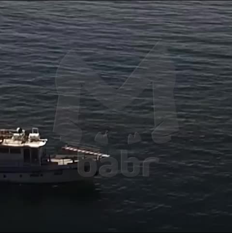 Судно 'Фартовый-2' застряло на волноломе в Листвянке, пострадавших нет