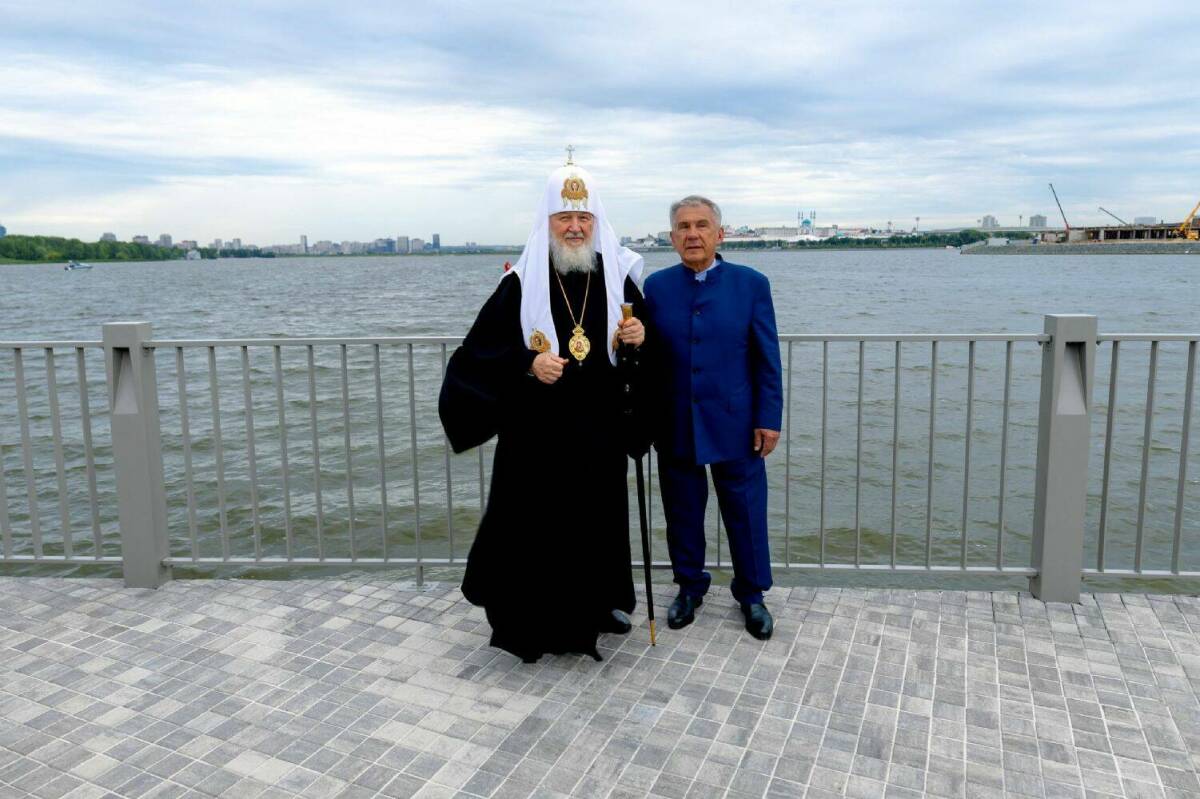 Патриарх Московский и всея Руси Кирилл поздравил Рустама Минниханова с избранием на пост Раиса Республики Татарстан В обращении Патриарх отметил многолетнюю работу Минниханова на благо республики его стремление к лидерству основанному на традиционных ценностях и усилия по укреплению межнационального и межрелигиозного согласия Многие годы Вы неустанно трудитесь на благо родного края внося значительный вклад в его экономическое и социальное развитие Отрадно что в своей деятельности Вы стремитесь быть лидером опирающимся на прочный фундамент традиционных ценностей стараетесь прилагать все возможные усилия ради созидания в обществе атмосферы взаимного уважения и доверия между представителями разных национальностей и религий говорится в поздравлении В завершение Патриарх выразил надежду на продолжение конструктивного взаимодействия между епархиями Русской Православной Церкви и властями республики пожелав Раису здоровья и успехов в служении Фото tatmitropolia ru  Подпишитесь на iatatarinform Читайте нас в MAX