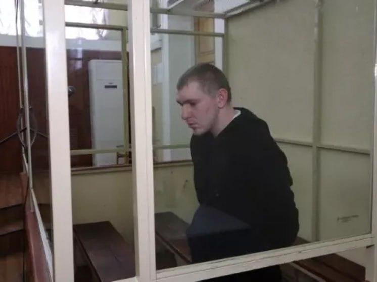 К пожизненному приговорили эвакуаторщика за изнасилование и убийство 8 летней девочки под Ростовом В Ростовском областном суде вынесли приговор 26 летнему эвакуаторщику Руслану Шингирею который изнасиловал и убил 8 летнюю девочку Его признали виновным по нескольким тяжким статьям и приговорили к пожизненному заключению Напомним трагедия произошла в мае прошлого года в посёлке Ольгинский Аксайского района Девочка возвращалась домой из магазина когда её заметил мужчина Он заговорил с ребёнком и предложил подвезти её однако школьница отказалась Тогда злоумышленник силой усадил девочку в служебный автомобиль и вывез в безлюдное место Там он надругался над ребёнком а затем задушил её пытаясь скрыть следы преступления Поиски девочки начались сразу после того как родители заявили о её пропаже К операции подключились полиция волонтёры и местные жители В этот же день тело школьницы нашли а подозреваемого задержали На допросах он признался в содеянном Во время следствия местные СМИ сообщали что Руслан Шингерей умер в СИЗО Ростова после того как был избит сокамерниками Но тогда же в пресс службе регионального ГУ ФСИН эту информацию опровергли Подписаться на Новости Ростова Прислать новость