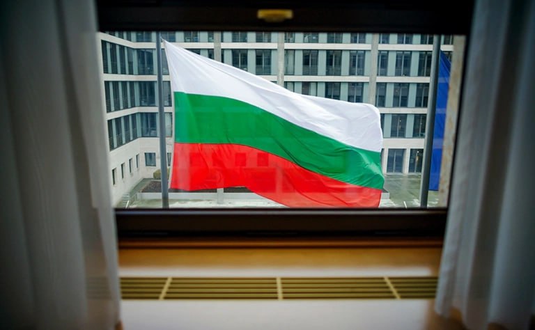 В ЕС рекомендовали принять Болгарию в еврозону Государства — члены еврозоны в четверг на заседании в Люксембурге рекомендовали Болгарию к вступлению в сообщество стран евро. Об этом сообщает сайт Совета ЕС. «Еврогруппа подтвердила соответствие Болгарии всем необходимым критериям для перехода на евро — это ключевой шаг на пути страны к вступлению в еврозону в качестве 21-го члена в 2026 году», — заявил председатель Еврогруппы Паскаль Донохью.