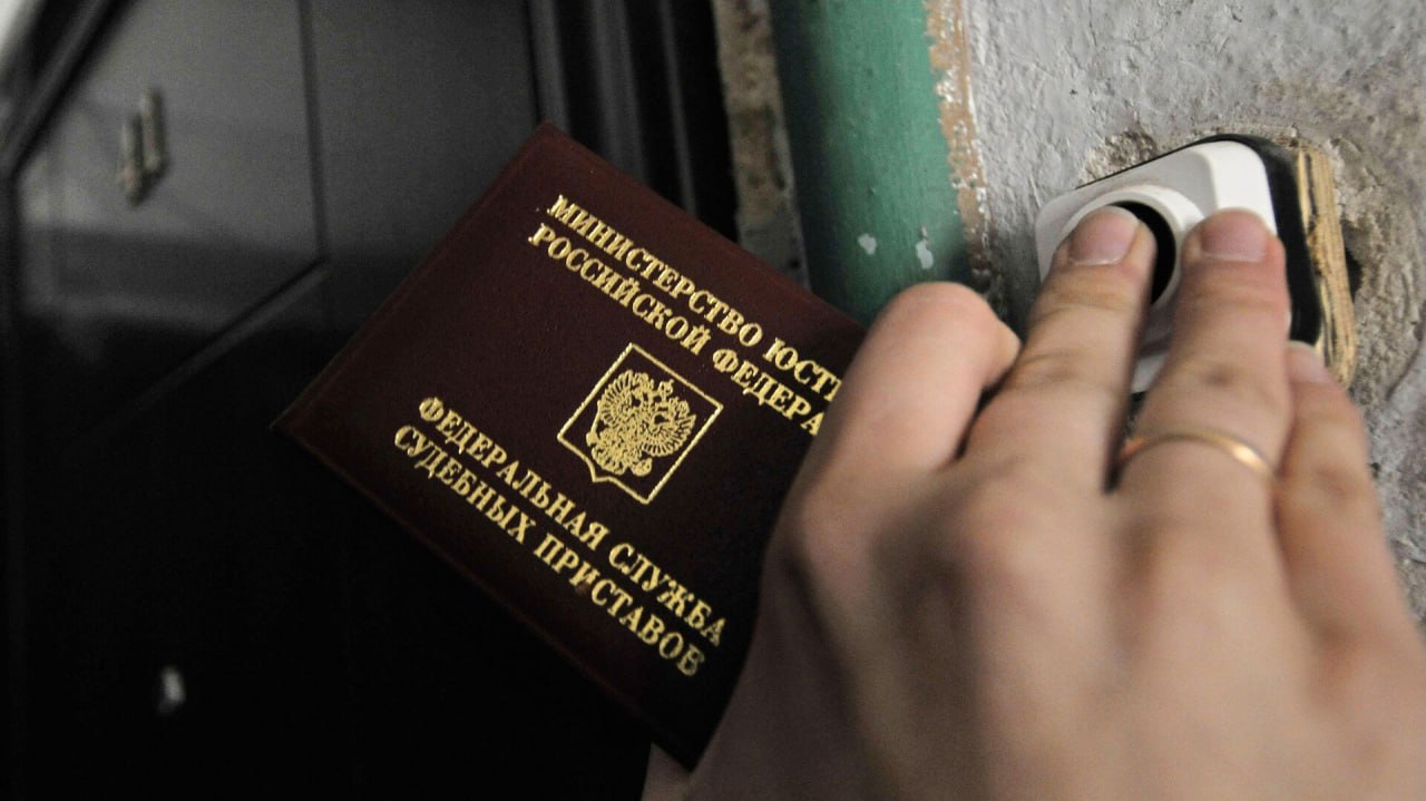 В ФССП по Москве составили портрет среднего алиментщика Это мужчина в возрасте от 38 лет до 41 года, у которого не выплачен долг в 228 тысяч рублей. Женщин среди неплательщиков 8%, уточнили в пресс-службе столичного главка ведомства. Отмечается, что 54% всех должников трудоустроены и имеют официальный источник дохода. Некоторые скрывают заработок, находятся в поисках работы, трудоустроены неофициально или имеют редкие заработки. Больше всего алиментщиков проживают в Южном административном округе, меньше всего — в Троицком, Зеленоградском и Новомосковском округах. Подпишись на «Говорит Москва»