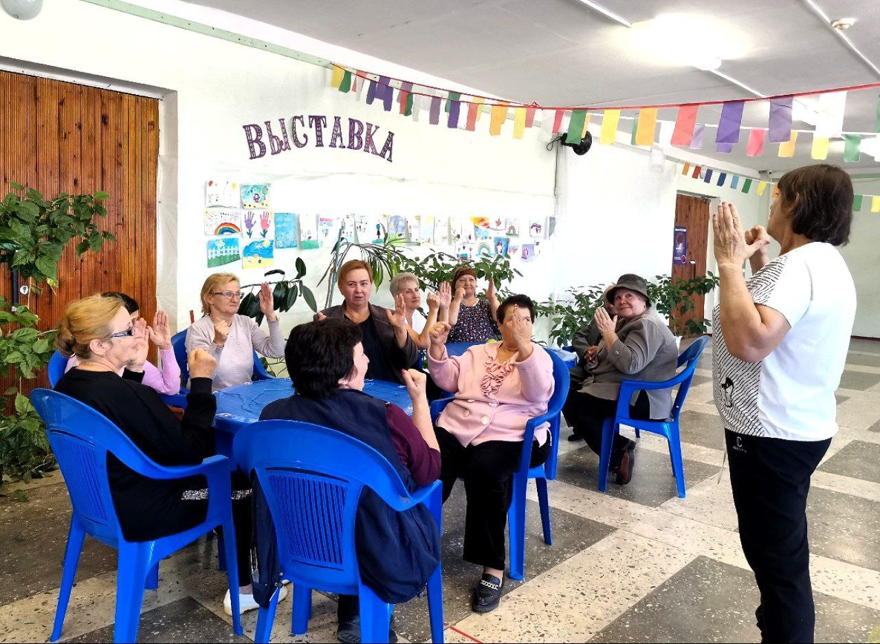 Провели оздоровительную гимнастику Третий год жители села Куршава старшего возраста с удовольствием спешат на заседания клуба Кладезь мудрости Встречи проходят в местном социально культурном объединении два три раза в месяц Культорганизатор Ольга Палун проводит различные спортивные познавательные развлекательные мероприятия а также душевные посиделки В октябре очередная встреча называлась Рука развивает мозг и была посвящена элементам самомассажа и специальным упражнениям для кистей рук развития мелкой моторики