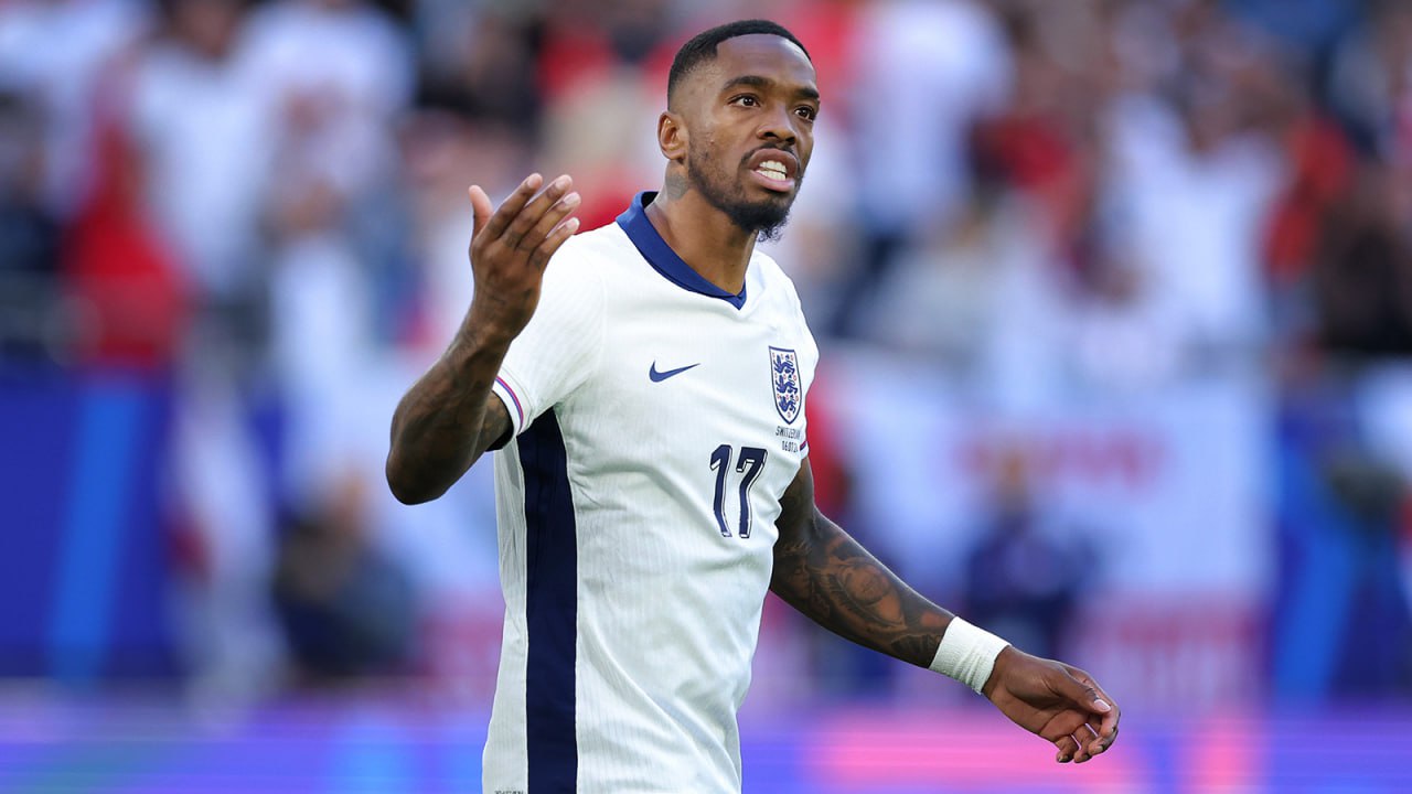 За удар головой в баре арестовали форварда сборной Англии Айвана Тони 29 летний футболист саудовского Аль Ахли ударил головой посетителя бара в Лондоне который схватил игрока за шею чтобы сделать с ним селфи У пострадавшего диагностировали перелом носа и пальца руки Айвана Тони после задержания отпустили под залог The Sun