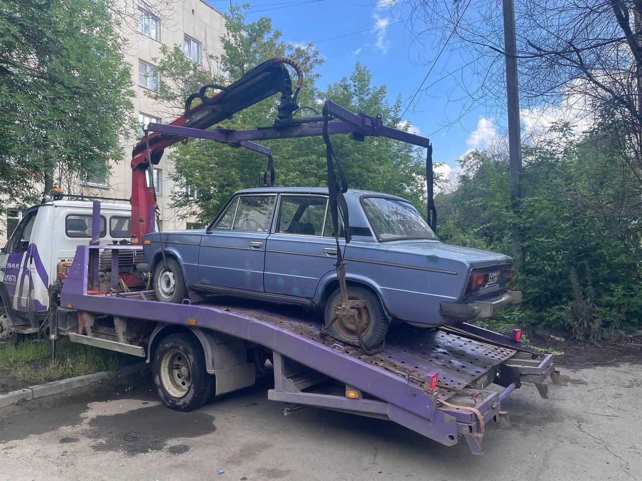 Брошенные машины в Челябинске теперь будут эвакуировать через неделю а не через месяц Такое решение приняли депутаты гордумы На самостоятельный вывоз автохлама у хозяев будет всего семь календарных дней Главное чтобы просто битые машины не принимали за брошенные