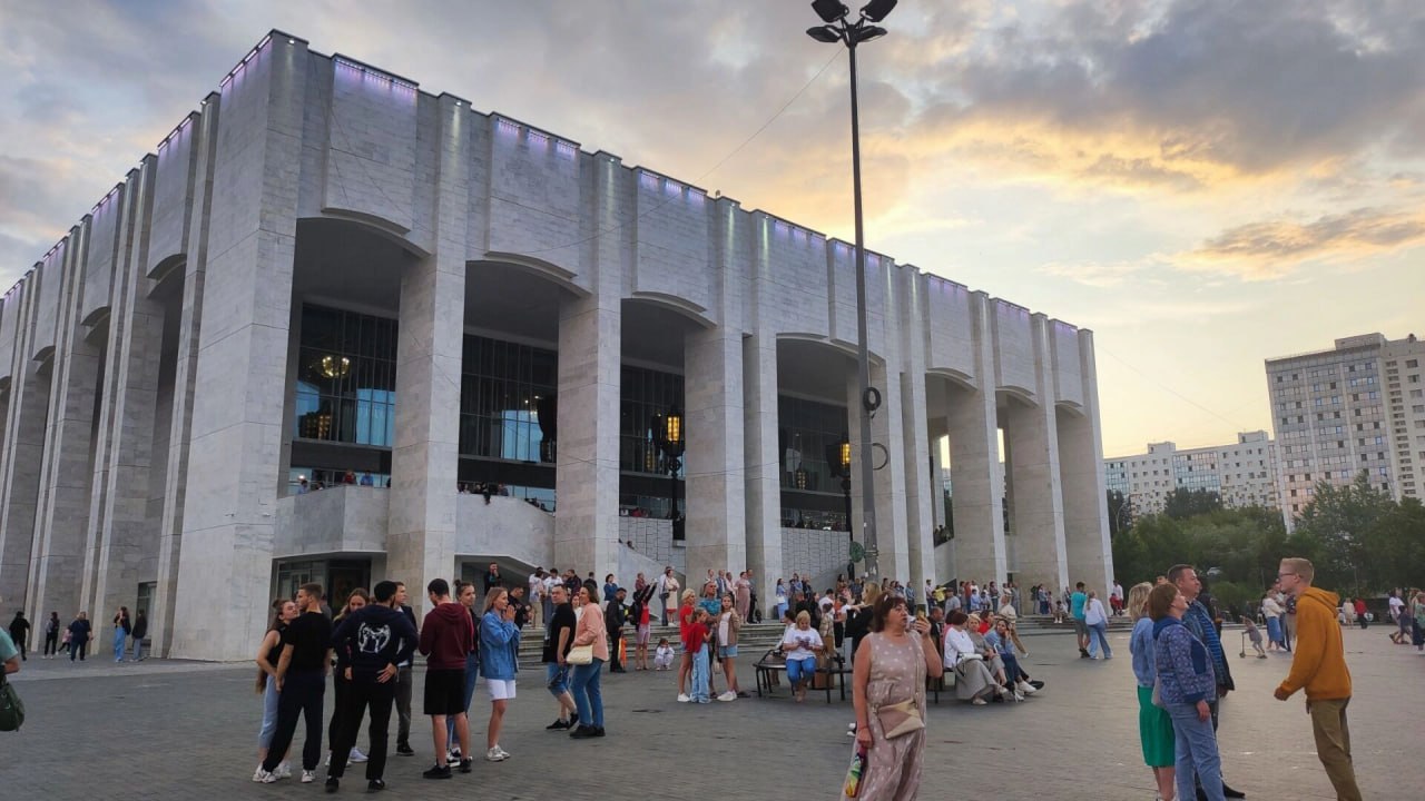В сети опубликовано открытое письмо коллектива Театра Театра по решению суда об увольнении Мильграма Как отмечается в тексте работники обеспокоены происходящим По их мнению с приходом именно этого руководителя коллектив стал современным и уникальным Кроме того за это время театр получил множество наград Мы считаем что иск поданный прокуратурой основан на формальных основаниях и уверены что Борис Леонидович принял все меры по предотвращению и урегулированию конфликта интересов Важно подчеркнуть что для культурной театральной сферы свойственно образование профессиональных династий На примере семейных династий в Эрмитаже в театре Современник Сатириконе театре им Евгения Вахтангова можно видеть как это явление позволяет обеспечивать художественное качество культурную преемственность и непрерывность сохранения культурного наследия создавать узнаваемую идентичность учреждения и строить последовательную художественную стратегию Так в сотрудничестве с Пронькиным Театр Театр реализовал крупный социальный проект Театр в школы Коллеги намерены добиться пересмотра решения Их подписи под письмом собираются на его бумажном экземпляре говорится на сайте культурного учреждения       Подписаться на Properm ru