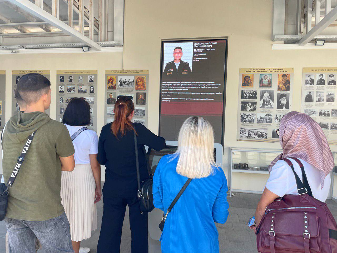 В Храме всех святых в земле Русской просиявших прошла поминальная лития в память о погибших воинах спецоперации  Сегодня в мультимедийном комплексе «Севастополь. Воинство земное и небесное» для участников Совета жён и матерей воинов-участников СВО провели экскурсию.   Участники увидели сотни фотографий и документов различных эпох. Один из мультимедийных экранов отображает биографии защитников Севастополя. Среди них участницы Совета жен и матерей смогли найти имена своих героев - мужей и отцов - которые отдали свои жизни, выполняя задачи СВО.  Также в это воскресное утро в Храме во имя всех святых в Русской земле просиявших, на территории которого находится мультимедийный комплекс, прошла поминальная лития в память о погибших воинах спецоперации.