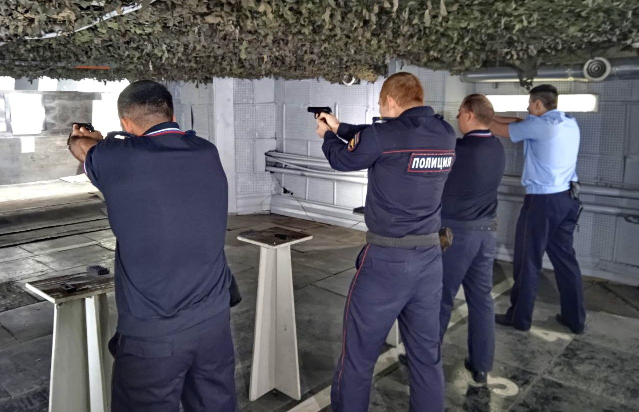 В Туле состоялся конкурс профессионального мастерства среди сотрудников уголовного розыска на звание «Лучший по профессии» В УМВД России по Тульской области подвели итоги заключительного этапа конкурса профессионального мастерства среди сотрудников уголовного розыска. В состязаниях принимали участие лучшие сотрудники Управления уголовного розыска и территориальных органов внутренних дел. Были продемонстрированы высокий уровень теоретических знаний и практических навыков, как в сфере законодательства, так и по физической и огневой подготовке. Врио заместителя начальника Управления – начальника полиции УМВД России по Тульской области подполковник полиции Андрей Прохошин поблагодарил присутствующих за участие в соревнованиях, отметив, что сотрудники подразделений уголовного розыска играют ведущую роль в выявлении, раскрытии и предупреждении преступлений. «Благодаря вашему профессионализму, вашей ежедневной кропотливой работе, – подчеркнул Андрей Прохошин, – реализуется принцип неотвратимости наказания». В результате лучшим по профессии стал старший оперуполномоченный группы Управления уголовного розыска УМВД России по Тульской области капитан полиции Владислав Соболев. 2 место в упорной борьбе досталось оперуполномоченному ОУР ОМВД России по городу Новомосковску лейтенанту полиции Виталию Родину. Третий результат показал оперуполномоченный ОУР ОП «Привокзальный» УМВД России по городу Туле лейтенант полиции Рудольф Дмитриев. Конкурсанты достойно справились с поставленными задачами и показали высокие результаты, продемонстрировали отличную физическую подготовку, выносливость, а также теоретические знания нормативной правовой базы,регламентирующей деятельность органов внутренних дел. Завершилось мероприятие торжественным награждением победителей и призеров конкурса. #МВД #МВДРоссии #Полиция #ПолицияРоссии #Police #RussianPolice #Russia #ТульскаяПолиция #Лучшийпопрофессии #УголовныйРозыск