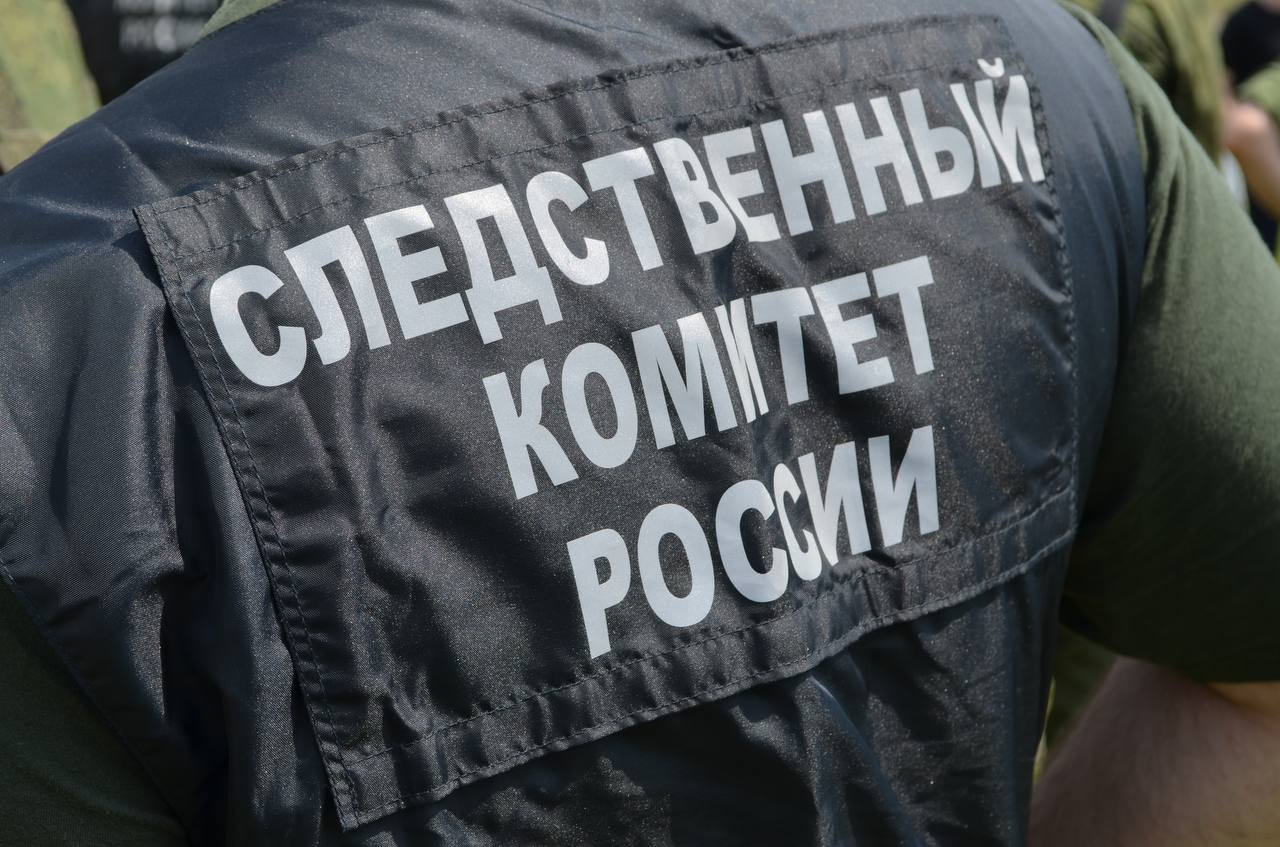 Завершено расследование в отношение красноярца, который обвиняется в публичной демонстрации символики экстремистской организации По версии следствия, в марте 2025 года 19-летний обвиняемый, наклеил на лобовое стекло символику запрещенной экстремисткой организации, при этом будучи уже подвергнутым административному наказанию за демонстрацию запрещенной символики. Фотографии и видео своего "украшенного" авто он выкладывал в социальные сети, не ограничивая доступ к просмотру. В настоящее время уголовное дело направлено в прокуратуру для утверждения обвинительного заключения и последующего направления в суд для рассмотрения по существу. ______ Оставить обращение