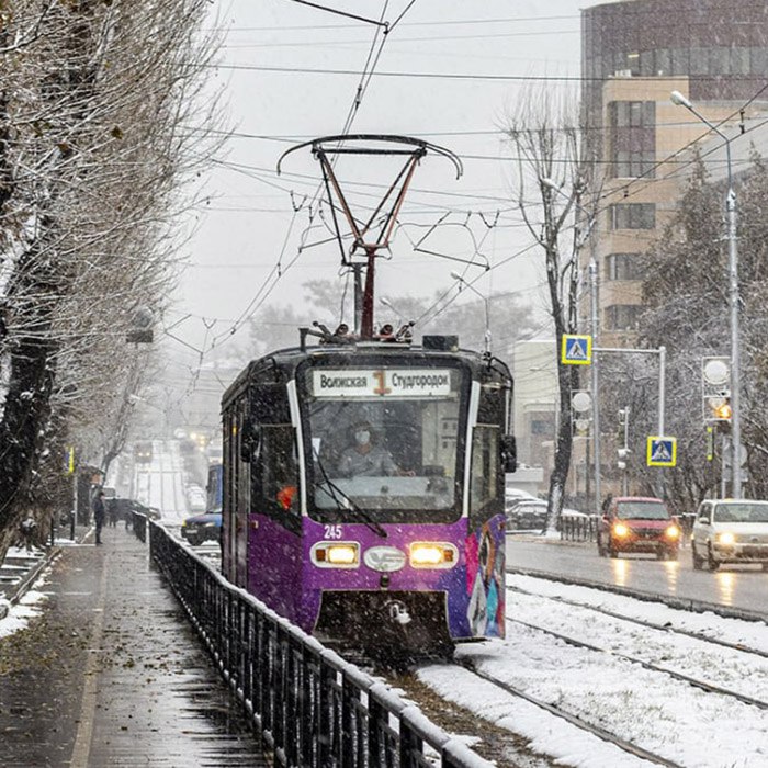 Стоимость проезда в муниципальном транспорте Иркутска будет повышена С 1 января 2026 года за поездку в трамваях троллейбусах и автобусах придется заплатить 37 рублей Об этом сообщила начальник управления пассажирских перевозок городской администрации Наталья Писарик на заседании комиссии городской думы по вопросам транспорта связи и охраны окружающей среды Объясняя такое решение инфляцией она сообщила что предстоящим летом планируется еще одно повышение стоимости проезда Сейчас одна поездка в муниципальных автобусах троллейбусах и трамваях стоит 35 рублей Кроме того с 1 декабря перевозчики поднимут стоимость проезда в автобусах 74 и 90 Теперь одна поездка в любое время дня будет стоить 40 рублей а после 20 00 пассажиры будут платить по 45 рублей