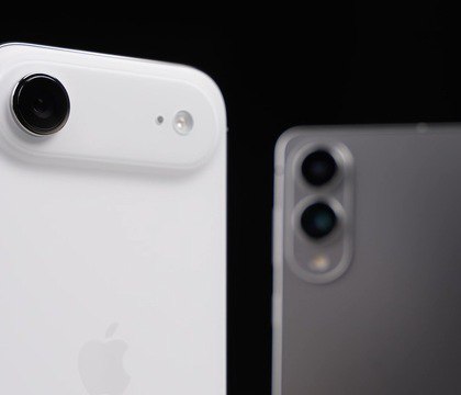 PhoneBuff сравнил тонкие и легкие iPhone Air и Samsung Galaxy S25 Edge по автономности Автор YouTube канала PhoneBuff опубликовал видео со сравнением времени работы тонких и легких iPhone Air и Samsung Galaxy S25 Edge У смартфона Apple батарея на 3149 мА ч что почти на 20 меньше чем у конкурента в лице Galaxy S25 Edge 3900 мА ч И это при том что Galaxy толще всего на 2 мм и даже легче
