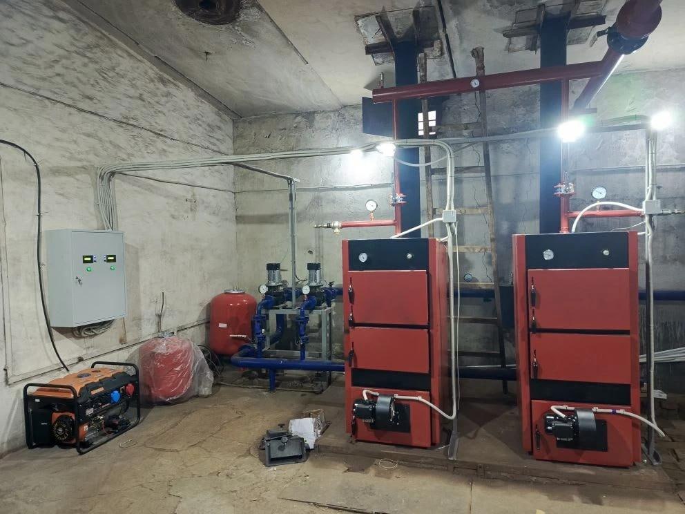 Запустили котельную в отделе по обеспечению жизнедеятельности г Миусинск В котельной Отдела по обеспечению жизнедеятельности г Миусинска благодаря помощи региона шефа Башкортостана заменили котлы на современные Реконструирована тепломеханическая часть Заменены циркуляционные насосы Установлена контроллерная система управления работы котлов уточнил представитель Республики Башкортостан в ЛНР Ильдар Хайбулин Также подрядчик из Башкортостана установил современный электрический распределительный щит с устройством защитного отключения и возможностью аварийного ввода резерва от установленного бензогенератора Установлена система автоматической подпитки теплоносителем системы отопления включающей в себя накопительный бак повысительный насос автоматику предотвращающую сухой ход насоса По данным министерства ЖКХ Республики Башкортостан установленное современное оборудование отвечает самым строгим стандартам оно повысит энергоэффективность и создаст комфортные условия для работы учреждения