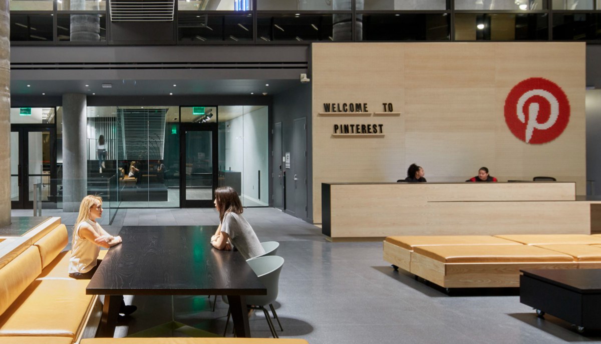 Pinterest объявила о реструктуризации в рамках которой планирует перераспределить ресурсы в том числе на развитие ИИ функций План предполагает сокращение до 15 штата 780 человек Компания переключается на внедрение нейросетей на фоне сокращения расходов рекламодателей vc ru services 2709421