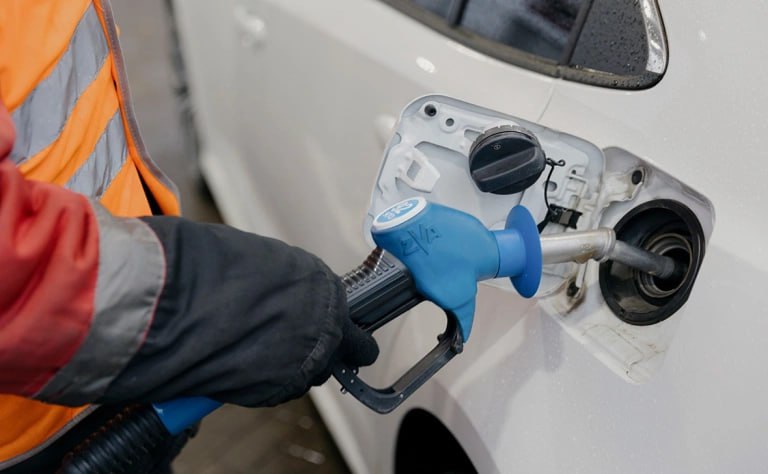 Прокуратура Ростовской области разработала законопроект о введении на АЗС региона обязательной проверки паспорта покупателей при покупке бензина и дизельного топлива Если законопроект будет принят новые правила начнут действовать с 1 марта 2026 года В описании законопроекта сказано что на текущий момент на территории Ростовской области отсутствуют ограничения на розничную продажу моторного топлива несовершеннолетним Ограничение свободного приобретения моторного топлива для заправки кроссовых мотоциклов являющихся спортинвентарем питбайков и других подобных средств передвижения не позволит лицам не достигшим восемнадцатилетнего возраста и зачастую не имеющим прав на управление выезжать на дороги общего пользования подвергая опасности свою жизнь и создавая угрозу другим участникам дорожного движения говорится в описании нормативного акта При этом предлагаемые ограничения не будут распространяться на заправку транспортных средств лицами старше 16 лет имеющими права на транспортные средства 161 ru сообщил что сейчас в регионе запрет действует только для лиц младше 16 лет В тексте законопроекта указано что продавец обязан отказать в продаже топлива если у него есть сомнения в достижении покупателем совершеннолетия или 16 лет в случае наличия прав а подтверждающий возраст документ не предъявлен Фото Михаил Гребенщиков РБК РБК в Telegram и MAX