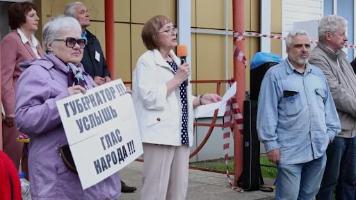 В Псковской области активисты пытаются отстоять свою районную больницу. И даже съездили для этого в Москву Дедовичская районная больница, как и множество других в регионах России, попала под «оптимизацию»: комитет по здравоохранению Псковской области планирует сделать ее филиалом Порховской межрайонной больницы. Проект «Окно» рассказывает о борьбе жителей района за доступное медицинское обслуживание. При этом, по словам жителей соседнего — Дновского — района, после того, как их больницу передали в ведение Порховской больницы, ее «главный врач не видит ни штатного расписания, не располагает финансами и не принимает решения». Сократилось количество койко-мест, а врачебных вакансий осталось только две. В конце мая жители Дедовичского района выходили на митинг против реорганизации больницы. Около двухсот подписей собрали под резолюцией с требованием остановить юридический процесс объединения Дедовичской районной и Порховской межрайонной больниц, а затем уведомить о приостановке реорганизации регистрирующий орган и инициативную группу. Но власти проигнорировали дедовичский митинг — не приехал даже депутат Псковского областного собрания, врач Игорь Дитрих, избранный по этому округу. Поэтому люди скинулись на билеты в Москву для инициативной группы. Те побывали в приемных президента и правительства, в Минздрав, но результата так и нет. Сейчас активисты собираются подавать судебный иск — вплоть до Конституционного суда, по защите своих прав на доступную медицину. Раньше в каждом из 24-х районов Псковской области была своя центральная районная больница ЦРБ . Сегодня в сельской местности осталось лишь четыре самостоятельных межрайонных больницы – Псковская, Невельская, Островская и Порховская. Фото: Окно