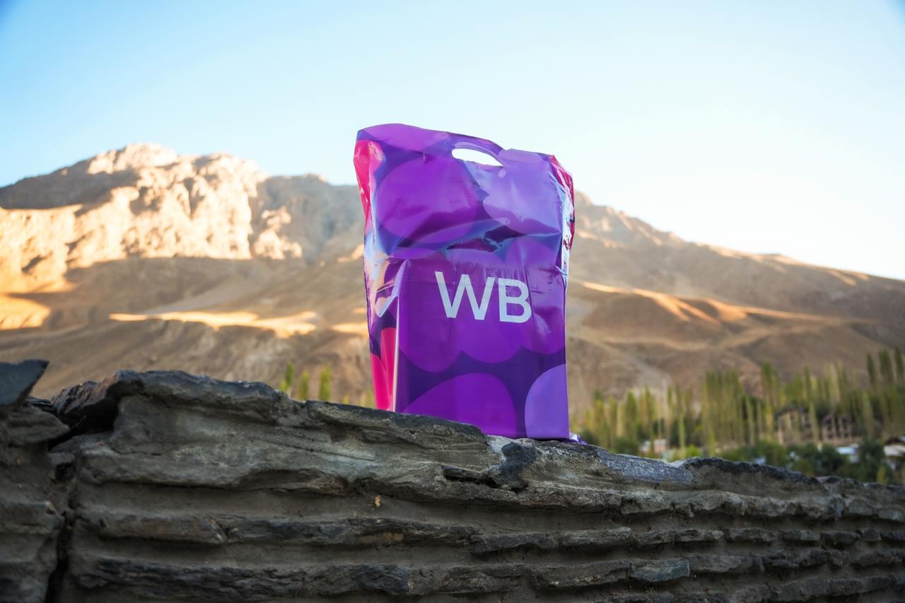 Wildberries открывает первый пункт выдачи заказов на Памире Wildberries один из крупнейших маркетплейсов России и СНГ открыл пункт выдачи заказов ПВЗ в городе Хорог административном центре Горно Бадахшанской автономной области Таджикистана Это первый ПВЗ в регионе и самый высокогорный в сети Wildberries он расположен на высоте около 2 5 тысяч метров над уровнем моря Новый пункт обслуживает весь регион город Хорог семь районов четыре посёлка и 42 сельские общины Более 150 180 тысяч жителей ГБАО имеющих доступ к интернету теперь смогут заказывать товары Wildberries Клиентам доступны миллионы товаров одежда обувь техника косметика товары для дома и многое другое Доставка в Хорог бесплатная срок 7 8 дней Товары поступают в Таджикистан авиацией и далее доставляются автотранспортом Wildberries вышел на рынок страны в апреле 2025 года Совместно с DC Market компания продолжает развивать инфраструктуру и планирует открыть до 40 пунктов выдачи по всей республике Партнёром Wildberries может стать любой предприниматель имеющий юридическое лицо в Таджикистане Сегодня Wildberries работает на десяти рынках включая Россию Армению Беларусь Грузию Казахстан Кыргызстан Таджикистан и Узбекистан