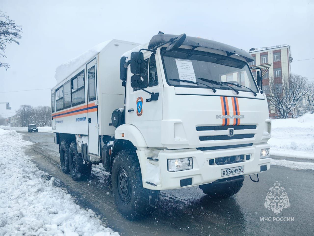 Пока пассажирский транспорт не ходит, по городу курсируют вахтовки.  Об этом сообщили в мэрии Петропавловска. Пять машин высокой проходимости отправятся по маршрутам: от КП до 10 км, Горизонт - Северо-Восток, КП - СРВ, СРВ - Завойко и КП - Долиновка - Дальний.  По данным синоптиков, циклон успокоится к 16:00. Когда дороги удастся расчистить, на маршруты выйдут привычные автобусы.