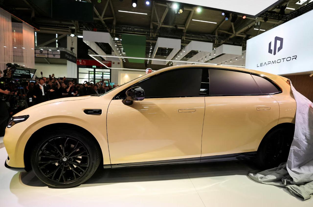 На Мюнхенском автосалоне Leapmotor представила новую модель хэтчбека B05 B05 будет поставляться в Европу со второго квартала 2026 года после его запуска в Китае в четвертом квартале этого года Новый электрохэтчбек присоединится к внедорожнику Leapmotor B10 цена которого в Германии стартует с чуть менее 30 000 евро Более крупный C10 стоит от 36 000 евро а городской автомобиль T03 от 19 000 евро