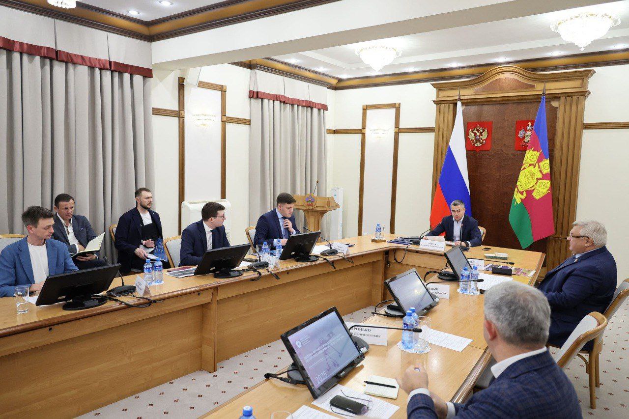 Кубань готовится стать центром беспилотных технологий На Кубани активно наращивается потенциал в сфере производства беспилотных авиационных систем БАС и радиоэлектронной промышленности В ближайшие два года здесь планируется создать современную инфраструктуру которая позволит вывести эти направления на новый уровень Об этом сообщает пресс служба администрации Краснодарского края На прошедшем совещании под руководством вице губернатора Александра Руппеля участники отметили значительный рост числа компаний занимающихся разработкой и производством беспилотников и их компонентов За последний год их количество увеличилось в 1 7 раза а в ближайшей перспективе ожидается запуск еще двух новых производств Для реализации этих планов уже создана специализированная организация Научно производственный центр Техносфера По словам Александра Руппеля центр станет ключевым звеном в развитии технологий БАС в крае В инфраструктуру Техносферы войдут консультационно аналитический центр который будет информировать разработчиков производителей и пользователей БАС по вопросам действующего законодательства мер федеральной и краевой поддержки взаимодействия с регуляторами отрасли Также намерены запустить учебный центр с полетными зонами лекторием учебным классом и лабораторией Ее оснащение составят современные симуляторы полетов средства проектирования и программирования соответствующее оборудование добавил Дмитрий Хмелько Южная служба новостей