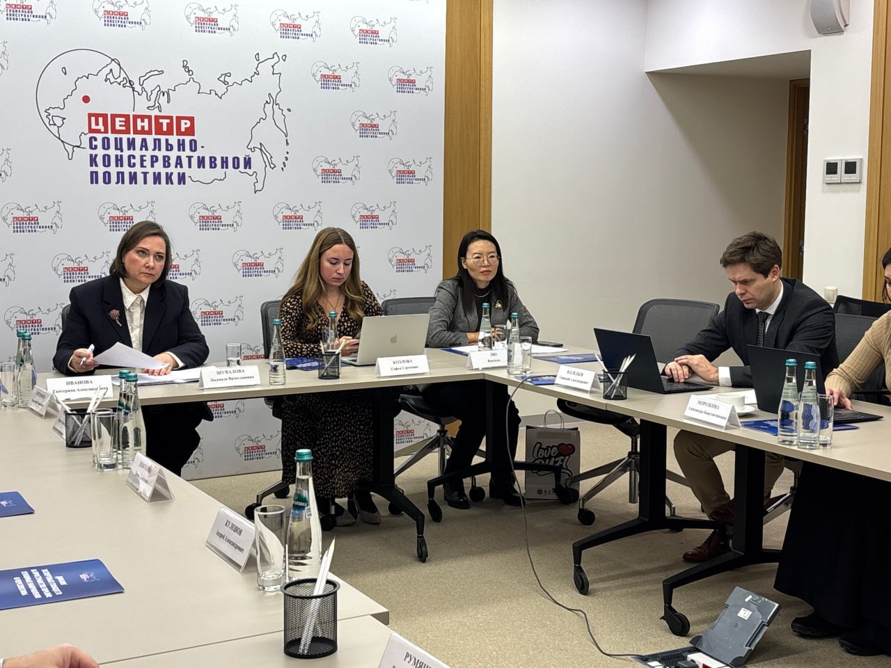 Специалисты обсудили ключевые условия формирования справедливого многополярного мира 18 декабря в московском Центре социально консервативной политики прошла международная экспертная сессия Международный экспертный диалог как пространство самоорганизации и сотрудничества Участники из Евразии и Глобального Юга обсудили ключевые темы самоорганизацию экспертных сообществ создание независимых нарративов и сотрудничество Юг Юг Модератор сессии Софья Козлова отметила что экспертный диалог важен для выработки решений в многополярном мире В свою очередь генеральный директор ЦСКП Людмила Шувалова подчеркнула роль самоорганизации в вопросах безопасности и устойчивого развития Директор узбекского Центра исследовательских инициатив Ma no Узбекистан Бахтиер Эргашев призвал аналитические центры Глобального Юга формировать собственное понимание развития отказавшись от внешних интерпретаций Также выступила основатель GlobUs Юлия Берг которая указала на устойчивость экспертных сетей в условиях политической и экономической нестабильности Экспертные сообщества доказали что даже в условиях разрыва традиционных каналов коммуникации они могут сохранять диалог и обеспечивать обмен информацией а также аналитическую поддержку процесса принятия решений подчеркнула она многополярность ЦСКП Евразия Глобальныйюг Больше новой экономики