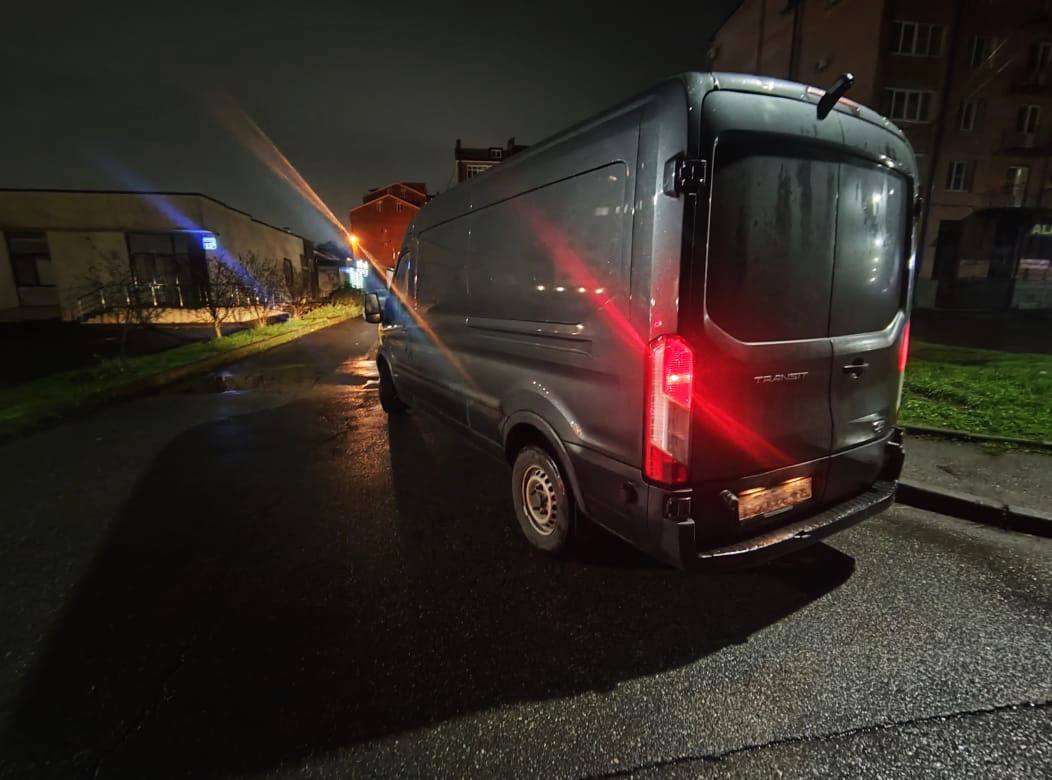 Еще одно ДТП с участием пешехода произошло во Владикавказе МВД Северной Осетии устанавливает обстоятельства ДТП на ул Морских Пехотинцев во Владикавказе в результате которого пострадала 24 летняя девушка сообщили КрыльямTV в пресс службе ведомства Примерно в 20 40 мск 28 летний водитель фургона Форд Транзит двигаясь по ул Морских Пехотинцев в сторону ул Весенняя при повороте во двор дома 15б наехал на пешехода которая переходила в этот момент дорогу говорится в сообщении Уточняется что девушка с полученными травмами была доставлена в больницу после чего ее отпустили на амбулаторное лечение КрыльяTV теперь в MAX Подписывайтесь чтобы не пропустить главное