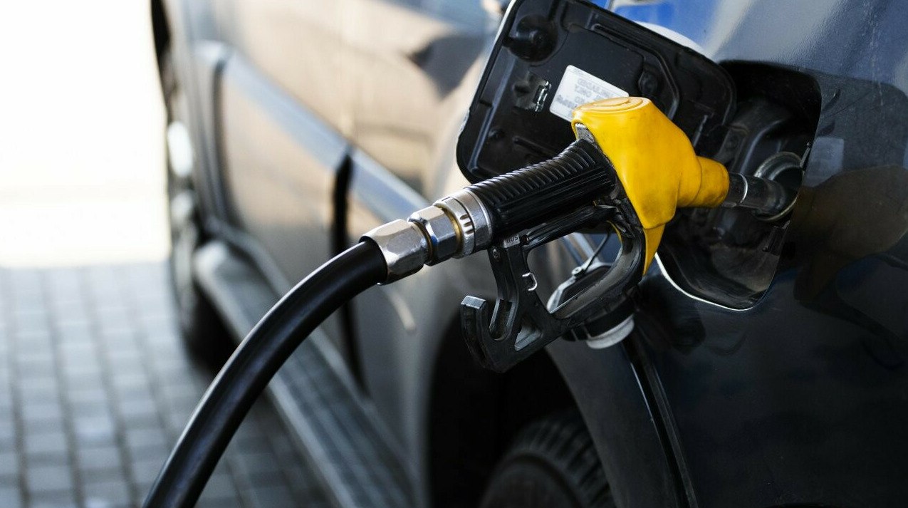 Цены растут топлива не хватает Минэнерго РК запустило круглосуточную горячую линию Минэнерго начало принимать жалобы на завышение цен на бензин АИ 92 и отсутствие автогаза на АЗС по телефону горячей линии передает ArbatMedia   Прислать новость