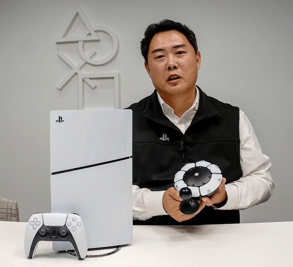 Sony призналась, что уже разрабатывает PlayStation 6 Гендиректор PlayStation Хидеаки Нисино в беседе с инвесторами сказал, что физические консоли не исчезнут — большинство пользователей предпочитает «локальное оборудование», не зависящее от качества интернет-соединения. PlayStation 6 уже находится на ранней стадии разработки. Если компания сохранит семилетний цикл обновления, как это было с PS4 и PS5, то релиз PlayStation 6 может состояться в ноябре 2027 года.