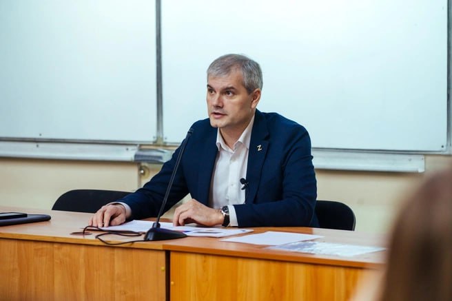 Министр транспорта Кузбасса Сергей Рубан написал заявление на увольнение по собственному желанию  Он решил уйти с поста в областном правительстве спустя пять лет работы, сообщил источник  . По словам собеседника портала, у него последний рабочий день.  Где он продолжит карьеру и будет ли она связана с госслужбой, неизвестно. В разговоре с главным редактором   чиновник подтвердил, что написал заявление.    Ухожу по собственному желанию. О своём дальнейшем рабочем месте пока говорить не буду, — сообщил руководитель Минтранса.    Подписаться   Прислать новость
